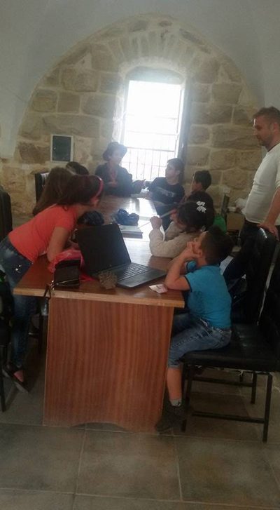 لقاء رسم للأطفال في الأشهر الأولى للمركز، في الغرفة المعقودة في شارع الطربيقة.