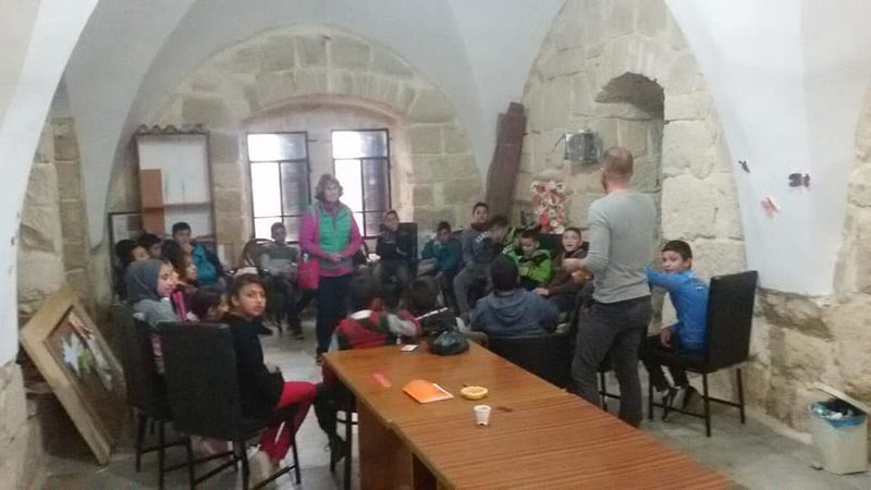 لقاء محادثة باللغة الإنجليزية، ألعاب وحديث، في الغرفة المعقودة.